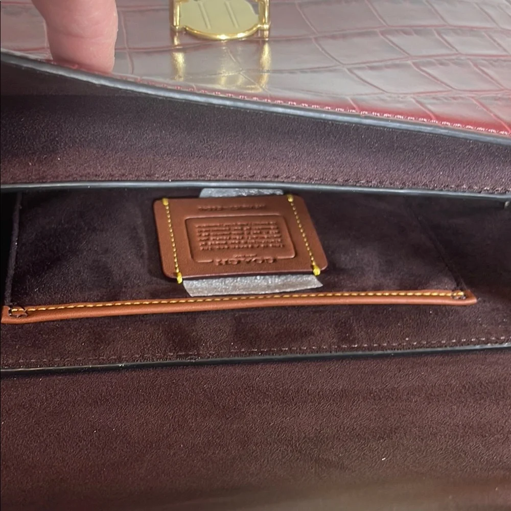 Elegant Burgundy Croc-Embossed Shoulder Bag - Picture 13 of 13